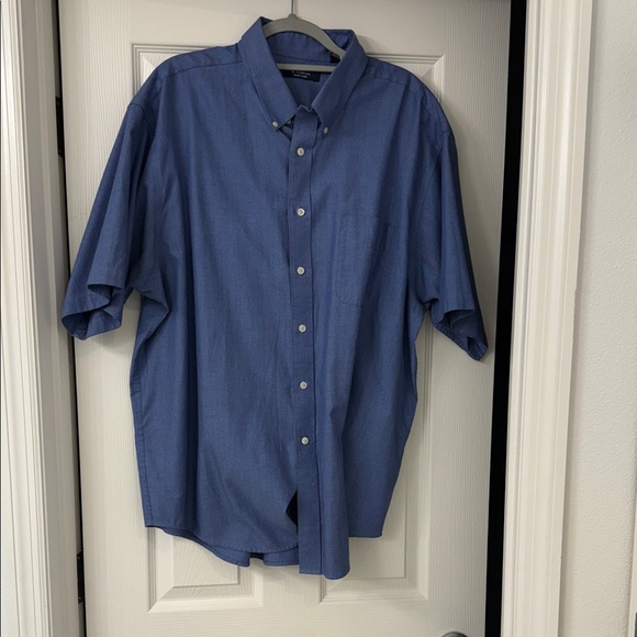 Roundtree & Yorke Other - Roundtree & Yorke Classic Blue Button-Down Shirt
